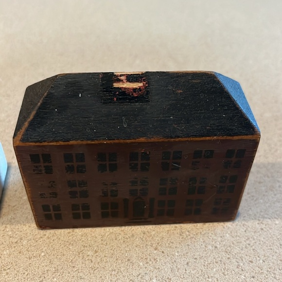 Vintage Wooden Houses - Picture 3 of 4